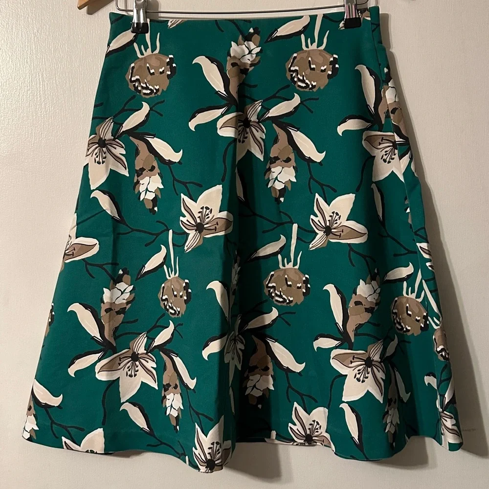 Green A-Line Knee-Length Skirt for Resort Wear - Picture 2 of 5